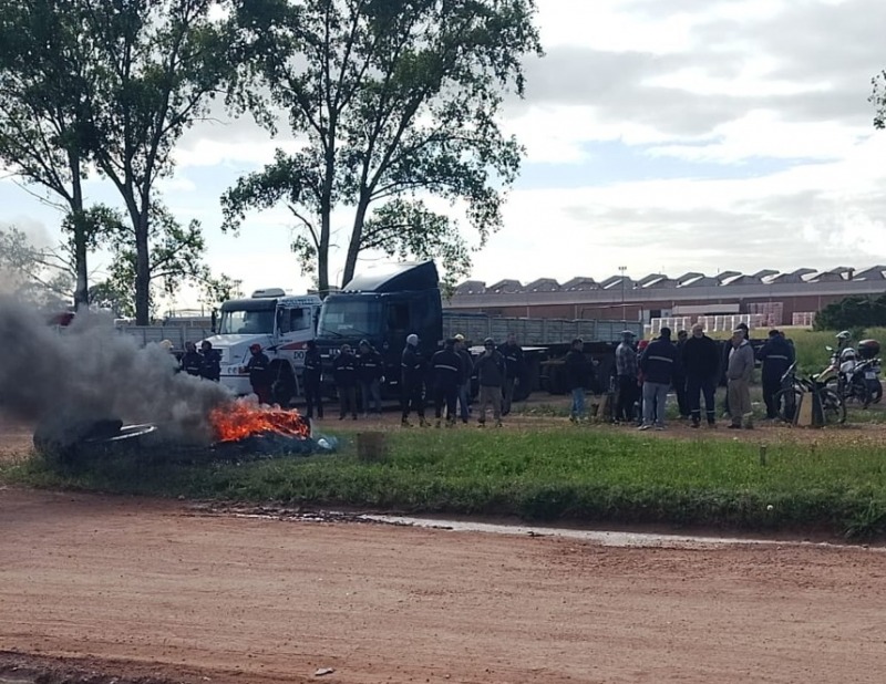 Protesta de los obreros frente a la planta de Cerro Negro